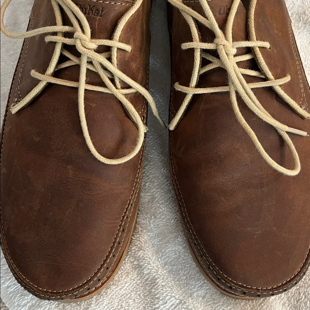 OluKai Men's Dark Brown Leather Honolulu Lace Chukka Boots with Tan Laces